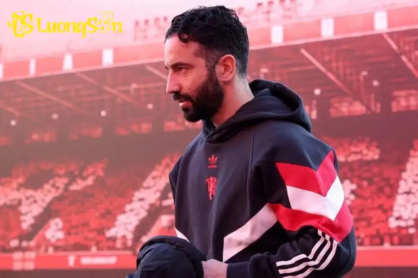 Ruben Amorim đang chịu áp lực cực lớn tại MU (Ảnh: Mirror)