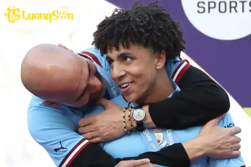 Lewis được đôn lên đội một trong mùa giải lịch sử 2022/23