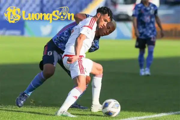 U23 UAE (áo trắng) được dự đoán sẽ có chiến thắng đậm trong ngày ra quân.