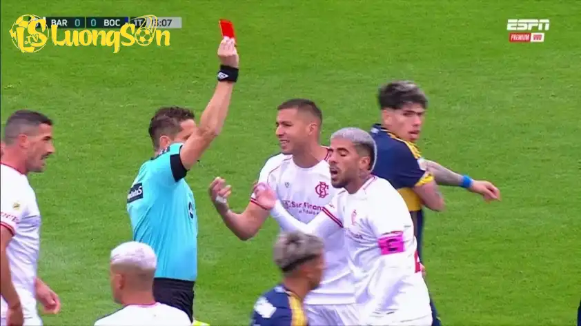 Tình huống nhận thẻ đỏ của Tapia (mang băng đội trưởng).