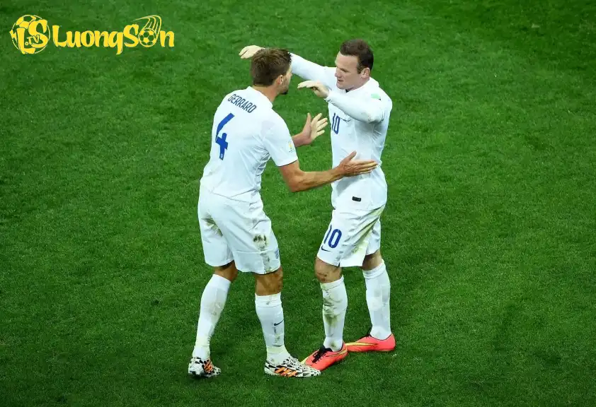 Gerrard và Rooney trong màu áo đội tuyển Anh