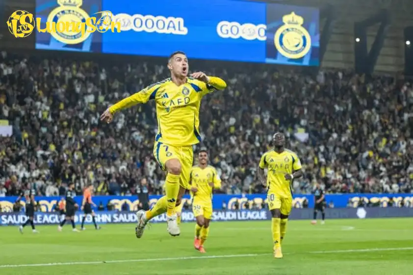 Hiện Ronaldo vẫn còn hợp đồng với Al Nassr và anh sẽ tiếp tục ghi bàn