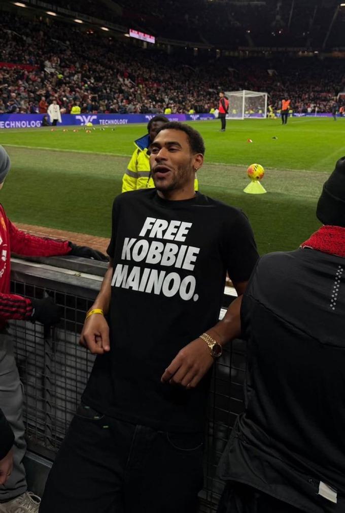 Anh trai Kobbie Mainoo và thông điệp 'giải cứu Mainoo' trên khán đài